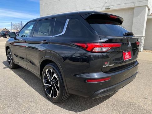 Used 2024 Mitsubishi Outlander SE image 3