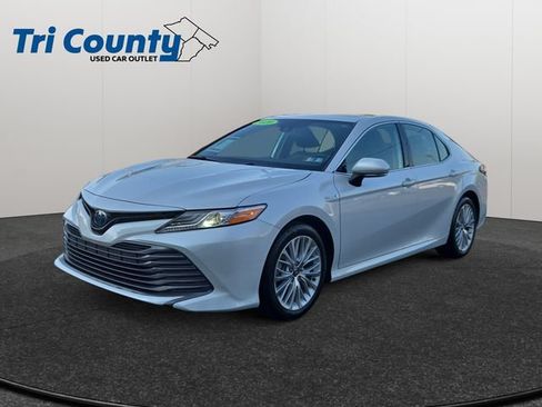 Used 2020 Toyota Camry XLE w/ Sunroof Package FWD image 3