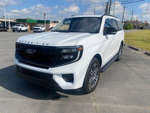 Certified 2025 Ford Expedition Active AWD/4WD image 3