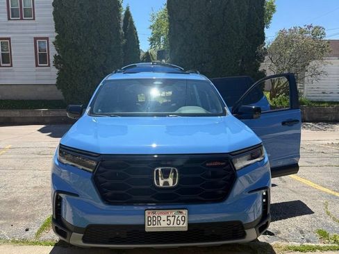 Used 2025 Honda Pilot TrailSport image 3