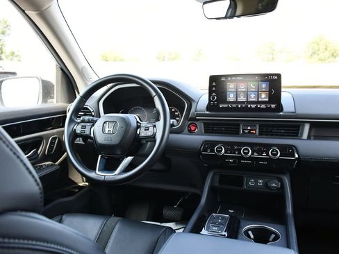Certified 2025 Honda Pilot Touring image 24