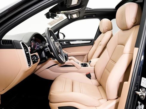 Used 2023 Porsche Cayenne Platinum Edition image 6