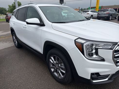 Used 2024 GMC Terrain SLT AWD/4WD image 2