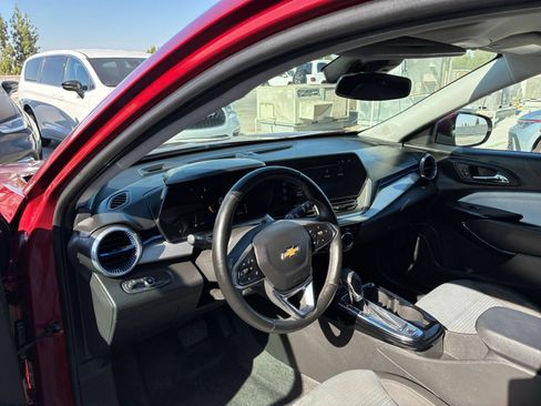 Used 2025 Chevrolet Trax LT w/ LT Convenience Package FWD image 33