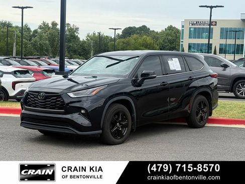 Used 2022 Toyota Highlander LE AWD/4WD image 3