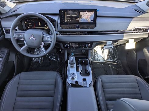 New 2025 Mitsubishi Outlander SE image 16