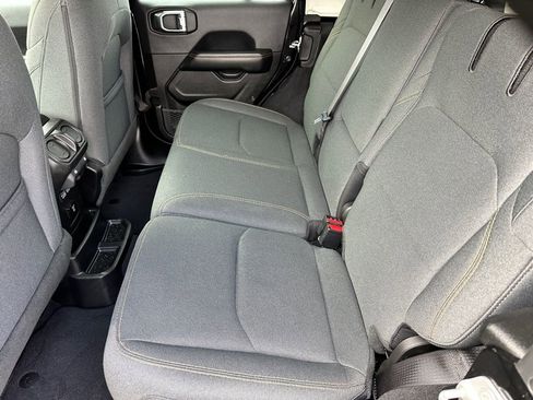 Used 2025 Jeep Wrangler Unlimited Sahara image 14