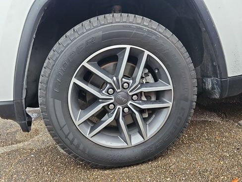 Used 2020 Jeep Grand Cherokee Laredo w/ 18" Wheel & 8.4" Radio Group image 17