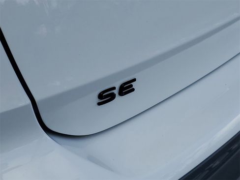 New 2026 Volkswagen Taos SE image 6