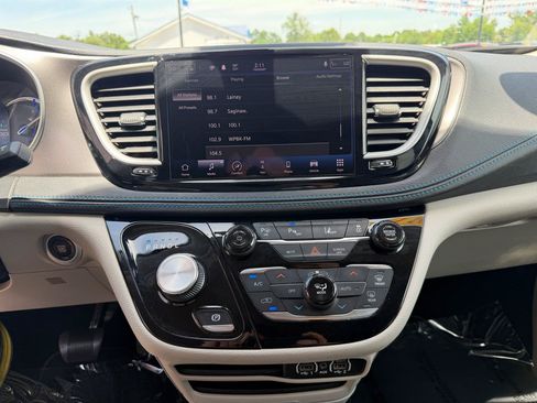 Used 2021 Chrysler Pacifica Touring-L FWD image 30