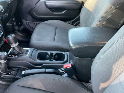 Used 2022 Jeep Wrangler Unlimited Sport AWD/4WD image 17