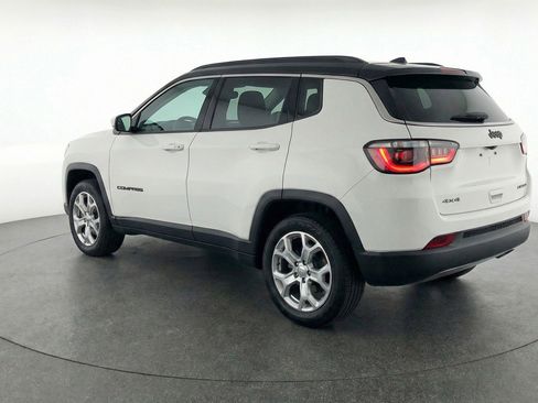 Used 2025 Jeep Compass Latitude AWD/4WD image 6