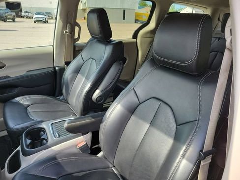 Used 2023 Chrysler Pacifica Touring-L FWD image 5