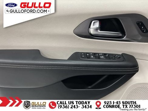 Used 2023 Chrysler Pacifica Touring-L FWD image 19