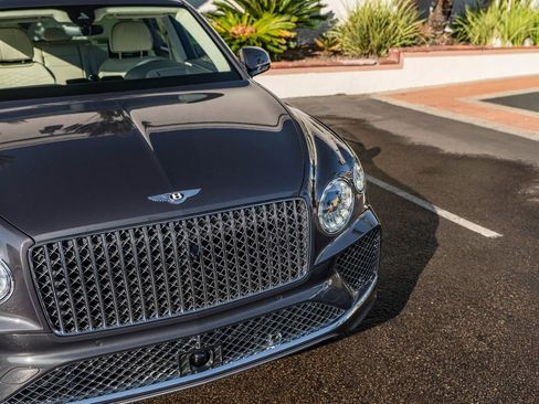 Used 2025 Bentley Bentayga AWD/4WD image 37