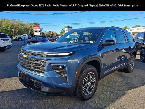 Used 2025 Chevrolet Traverse LT image 3