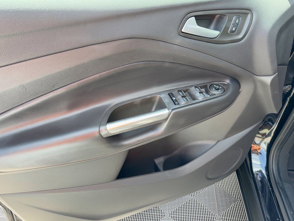 Used 2019 Ford Escape SE FWD image 14