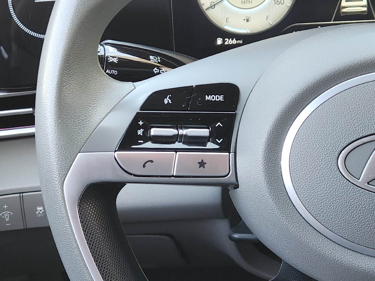 Used 2024 Hyundai Elantra SEL FWD image 25