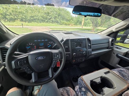 Used 2017 Ford F250 XL w/ Power Equipment Group AWD/4WD image 4