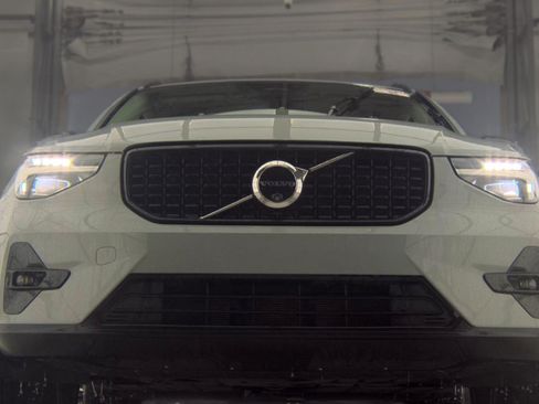Used 2024 Volvo XC40 B5 Plus w/ Protection Package Premier AWD/4WD image 4