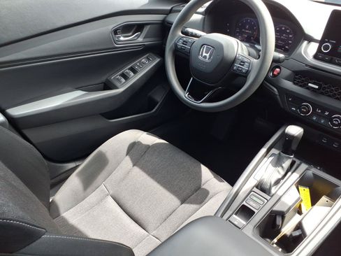 Used 2023 Honda Accord EX image 17