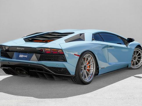 Used 2018 Lamborghini Aventador S image 3