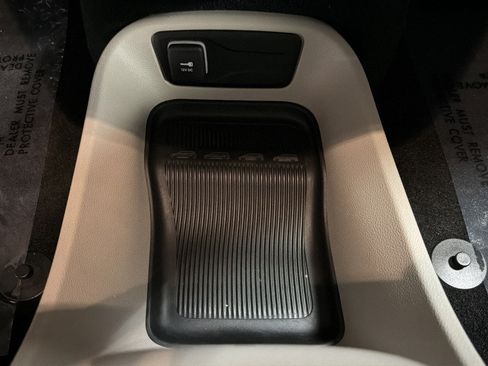 Used 2024 Chrysler Pacifica Touring-L FWD image 31