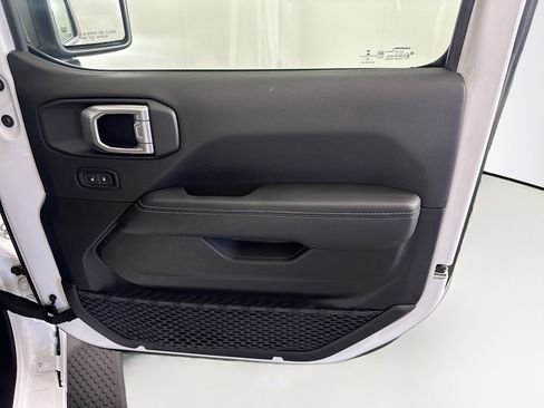 Used 2023 Jeep Wrangler Sahara image 31