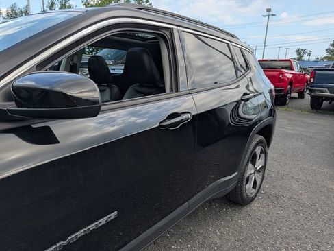 Used 2017 Jeep Compass Latitude w/ Popular Equipment Group AWD/4WD image 5