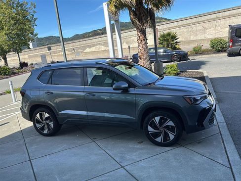 Used 2025 Volkswagen Taos SE w/ Panoramic Sunroof Package image 5