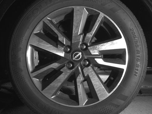 Used 2025 Nissan Versa SV image 14