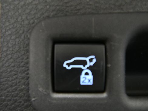 Used 2024 Toyota Sienna XLE FWD image 25
