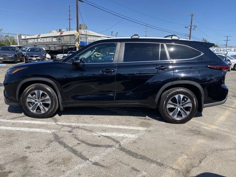 Used 2024 Toyota Highlander XLE FWD image 8