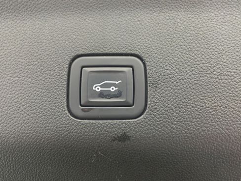 Used 2024 GMC Yukon XL Denali AWD/4WD image 30