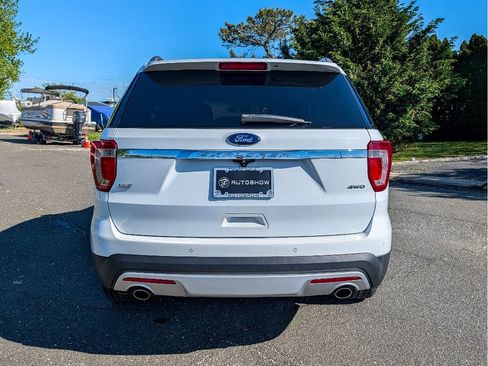 Used 2017 Ford Explorer XLT w/ Equipment Group 202A AWD/4WD image 6