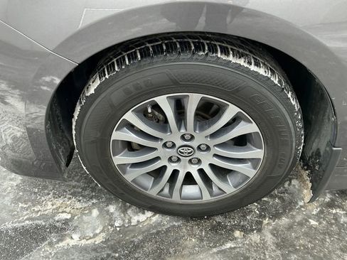 Used 2018 Toyota Sienna L image 11