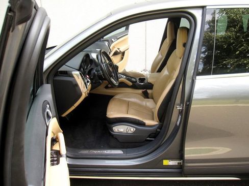 Used 2018 Porsche Cayenne S w/ Premium Package Plus AWD/4WD image 18