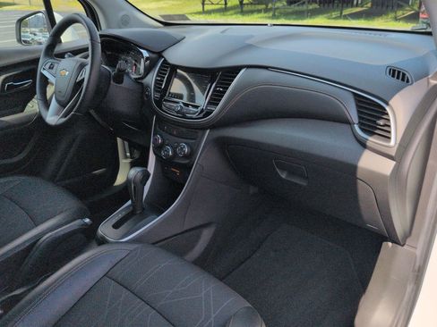 Certified 2019 Chevrolet Trax LT w/ LT Convenience Package AWD/4WD image 28
