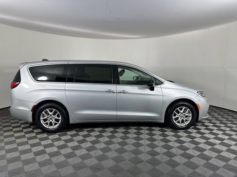 Certified 2024 Chrysler Pacifica Touring-L FWD image 5