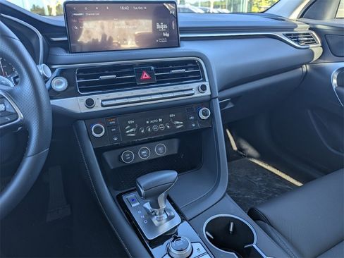 Used 2025 Genesis G70 2.5T image 24