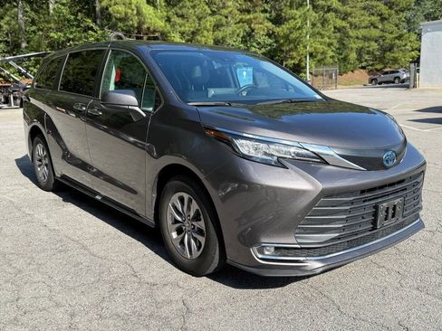 Used 2022 Toyota Sienna XLE FWD image 1
