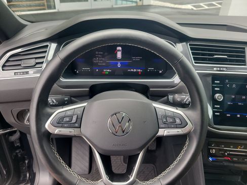 Used 2024 Volkswagen Tiguan SE w/ Panoramic Sunroof Package FWD image 28