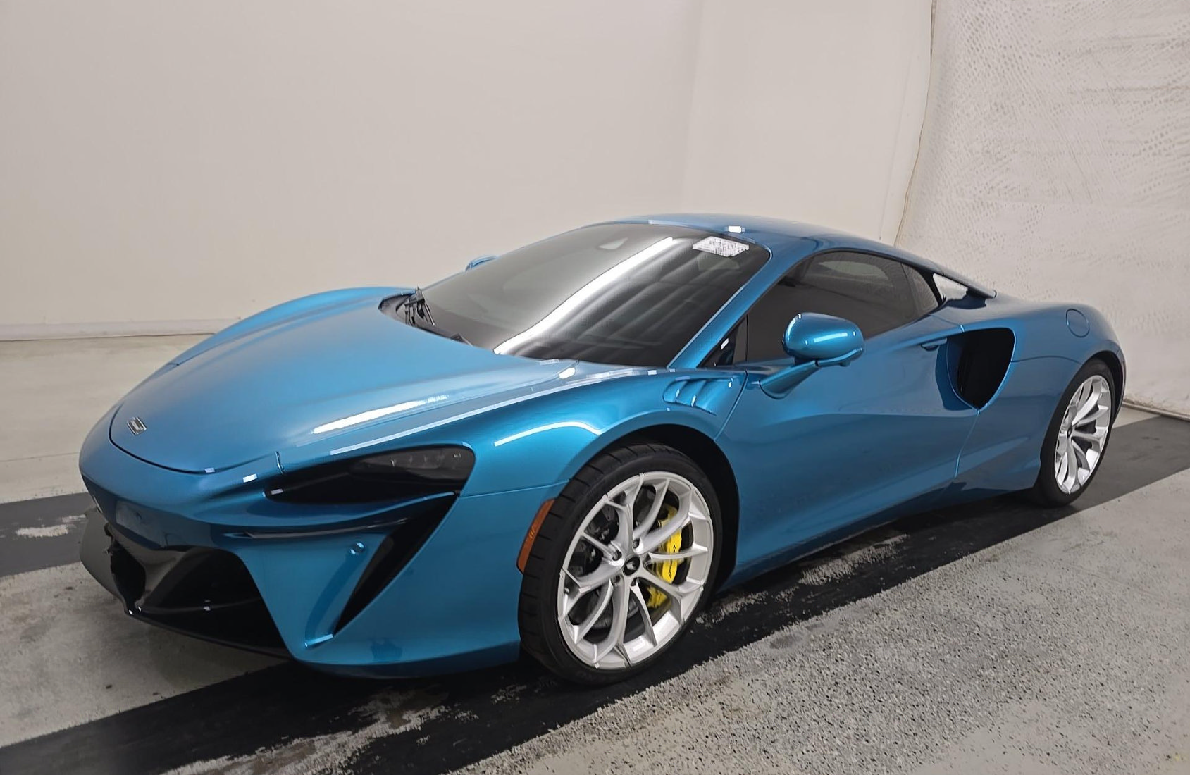 Used 2024 McLaren Artura RWD image 1
