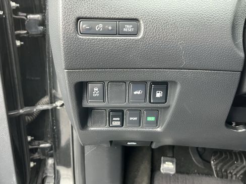 Used 2018 Nissan Rogue SV image 23