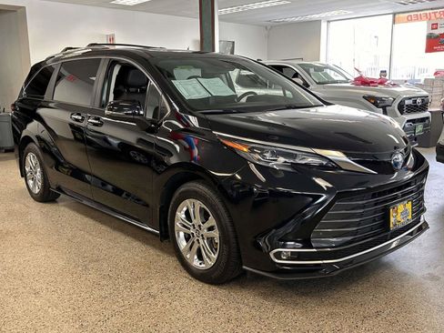 Used 2024 Toyota Sienna Platinum AWD/4WD image 6