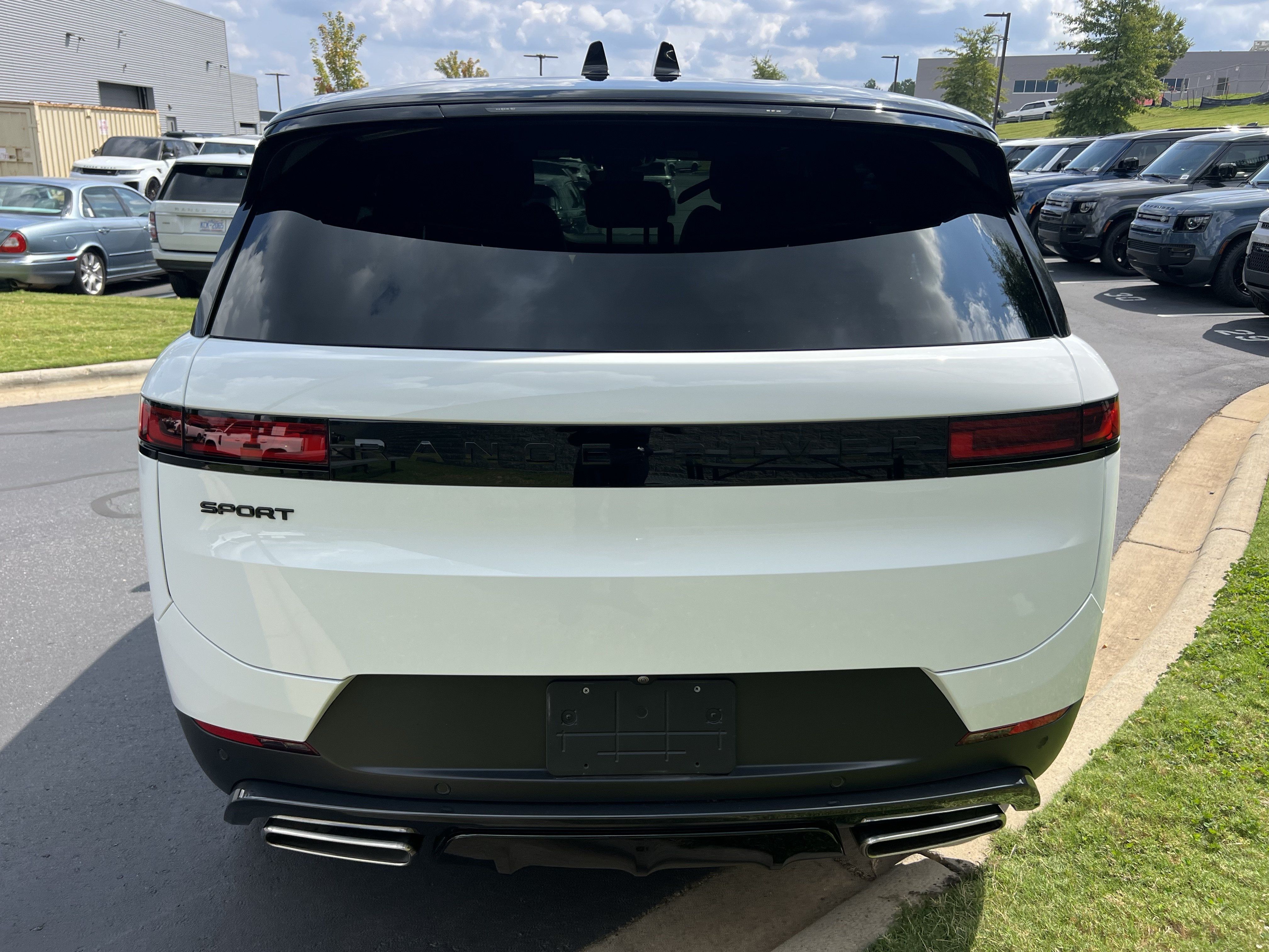 Used 2025 Land Rover Range Rover Sport SE AWD/4WD image 6