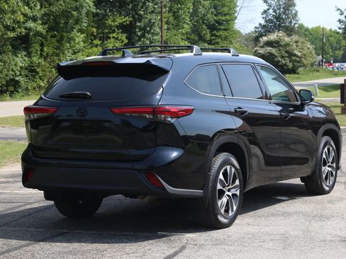Used 2022 Toyota Highlander XLE AWD/4WD image 5