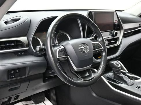 Used 2024 Toyota Highlander XLE AWD/4WD image 17