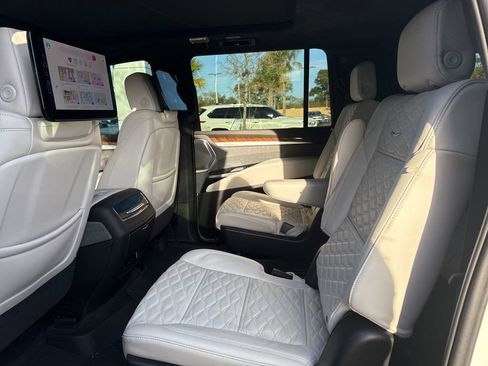 Used 2025 Cadillac Escalade ESV Sport Platinum image 6