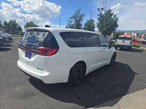 Used 2024 Chrysler Pacifica Limited FWD image 5